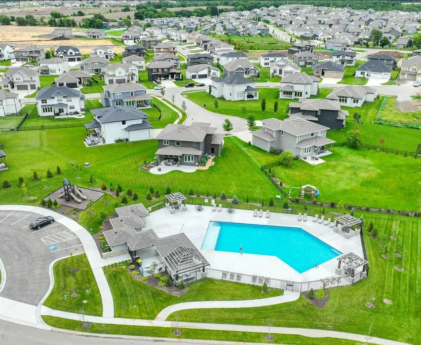 Wolf Run, Overland Park, Kansas: neighborhood scene